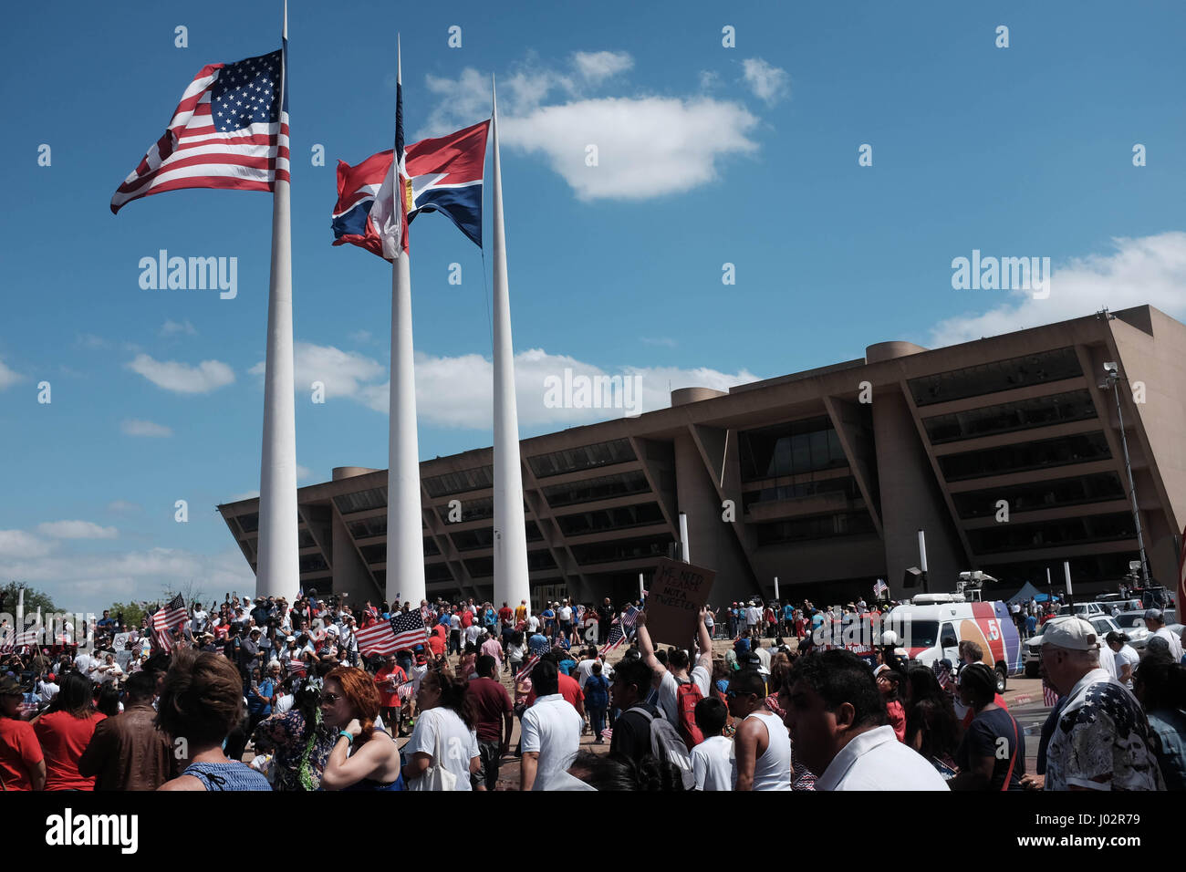 Dallas, Texas. Le 9 avril, 2017. Des milliers de marcheurs rassemblement à l'Hôtel de ville de Dallas à l'appui de l'immigration réforme. Keith Adamek/Alamy Live News Banque D'Images