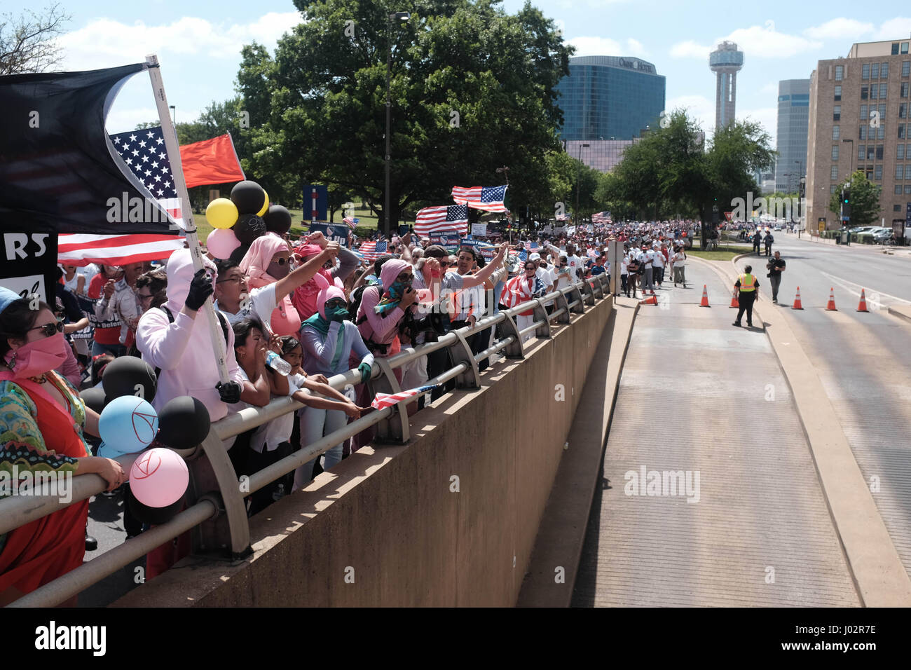 Dallas, Texas. Le 9 avril, 2017. Des milliers de marcheurs bordent les rues de Dallas à l'appui de l'immigration réforme. Keith Adamek/Alamy Live News Banque D'Images