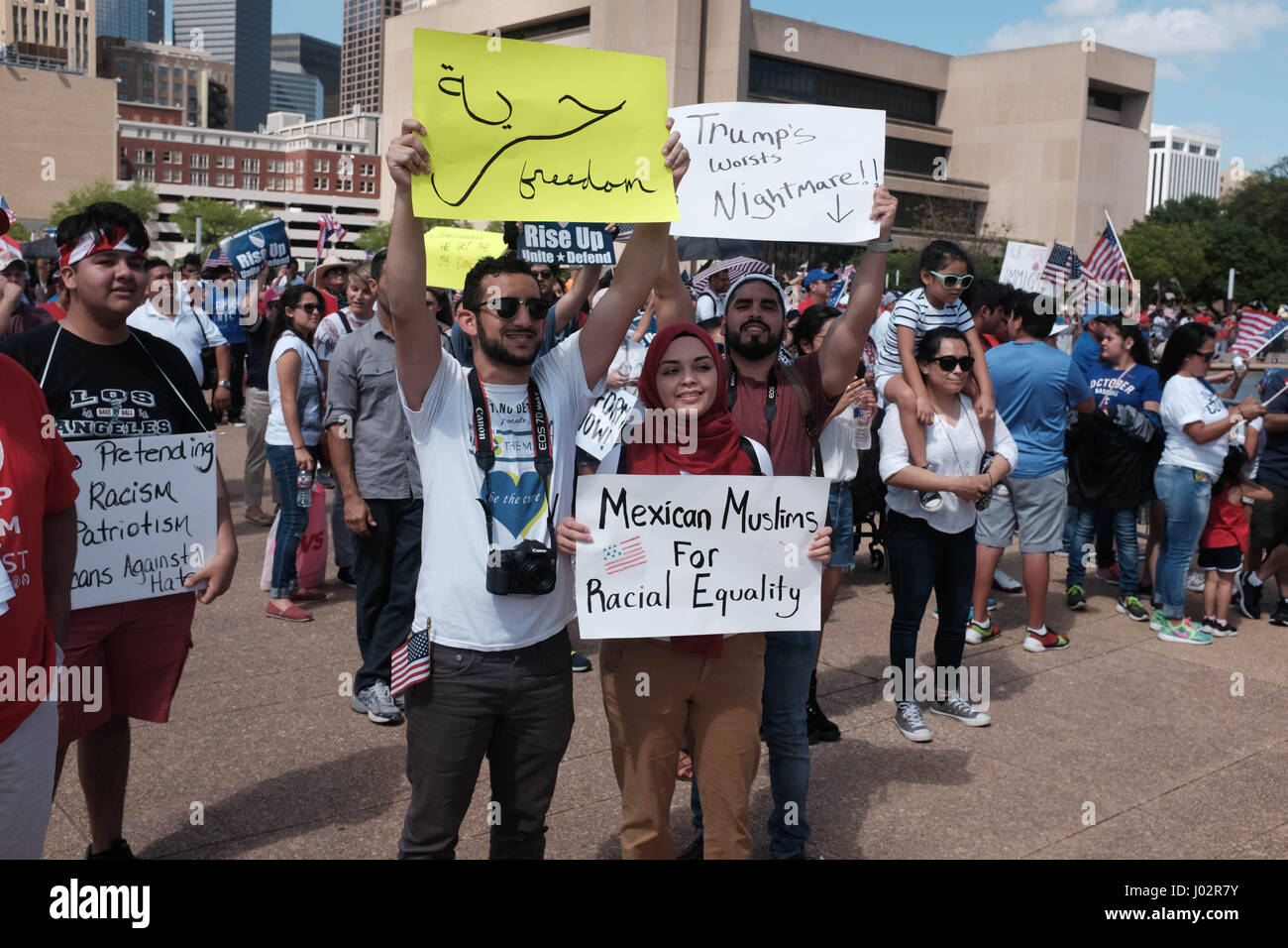 Dallas, Texas. Le 9 avril, 2017. Des milliers de marcheurs rassemblement à l'Hôtel de ville de Dallas à l'appui de la réforme de l'immigration. Keith Adamek/Alamy Live News Banque D'Images