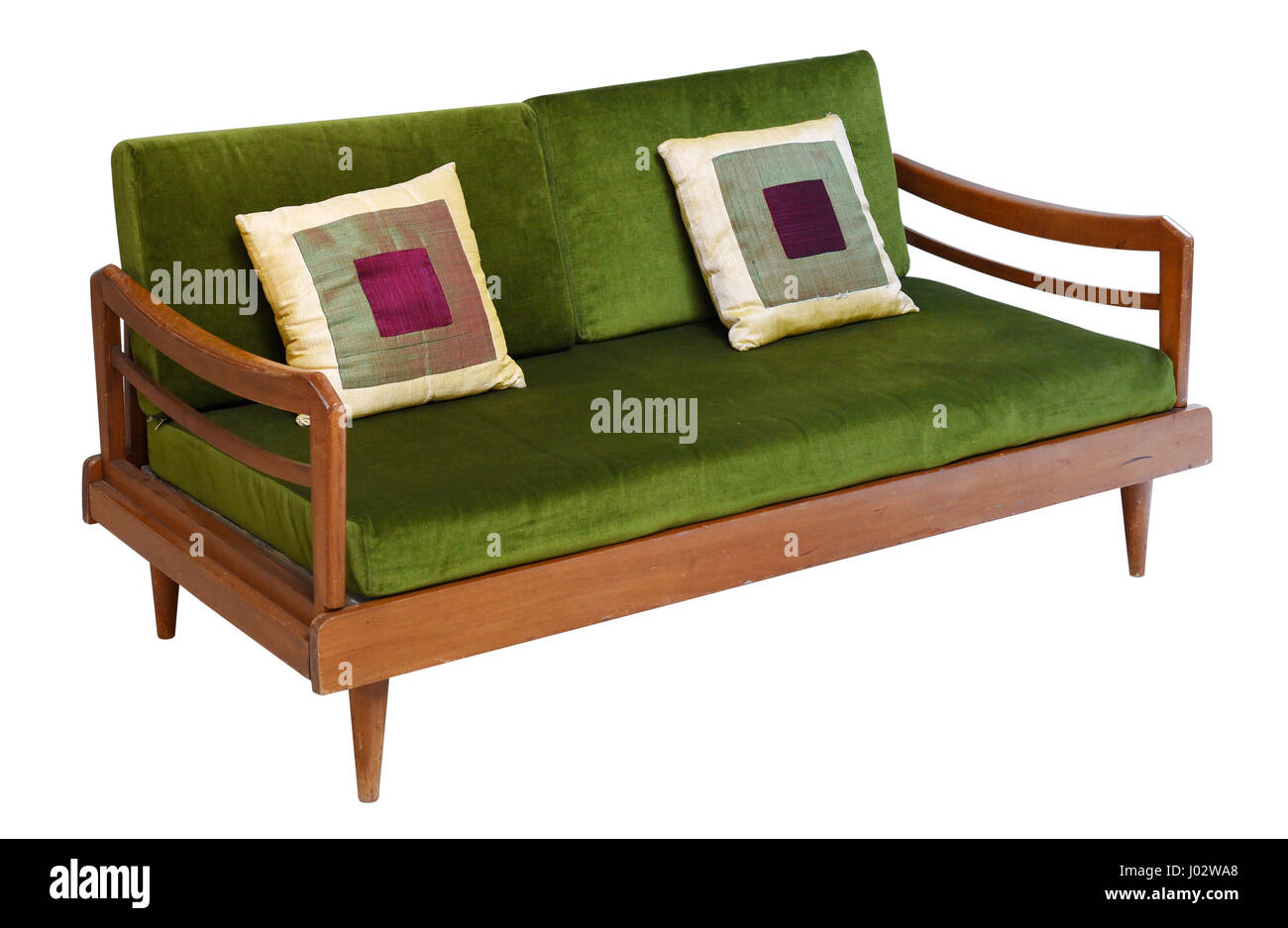 Canapé de velours vert années 50 vintage design sur des jambes courtes et base en bois isolé sur fond blanc Banque D'Images