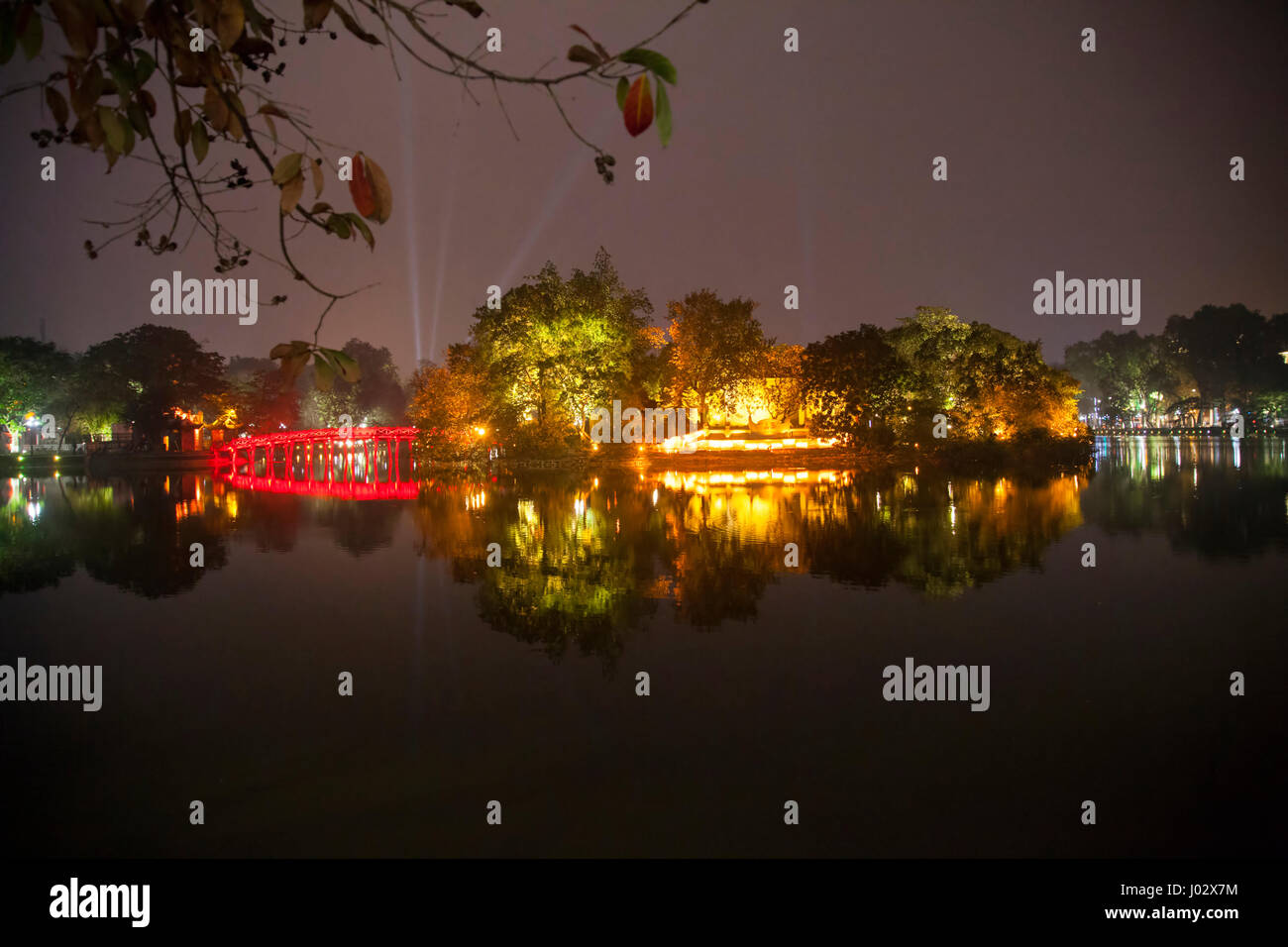 Vue sur le lac Hoan Kiem, au crépuscule avec vieux temple Ngoc Son et le pont de HUC. Lac Hoan Kiem lake ou Ho Guom) est centre de Hanoi Banque D'Images