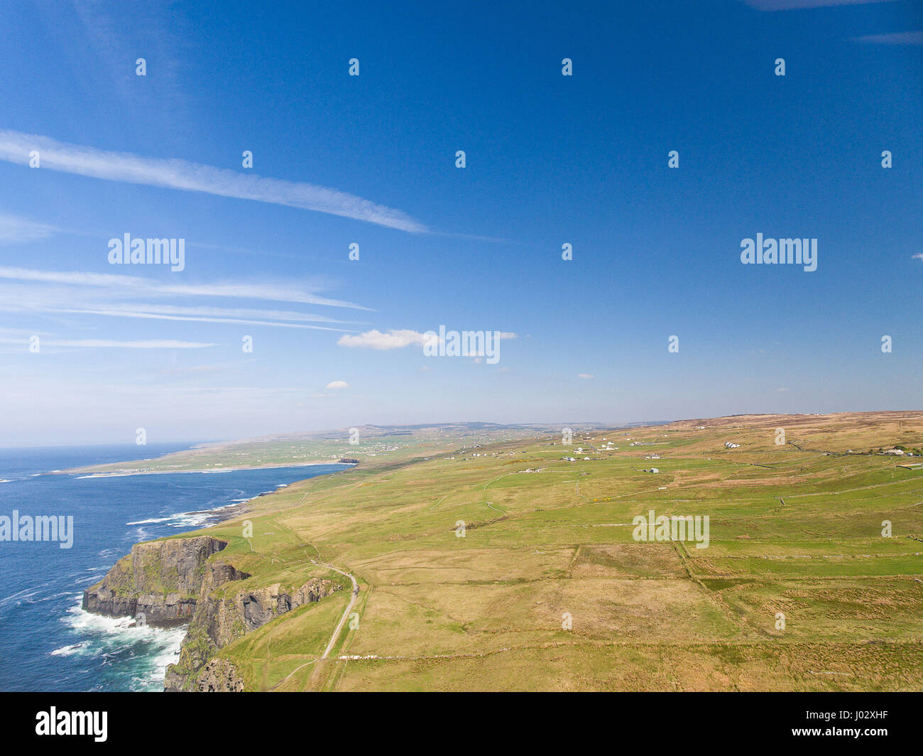 La campagne aérienne attraction touristique de l'Irlande dans le comté de Clare. Les falaises de Moher et le Burren en Irlande. Seascape paysage irlandais épique le long de la nature à Banque D'Images