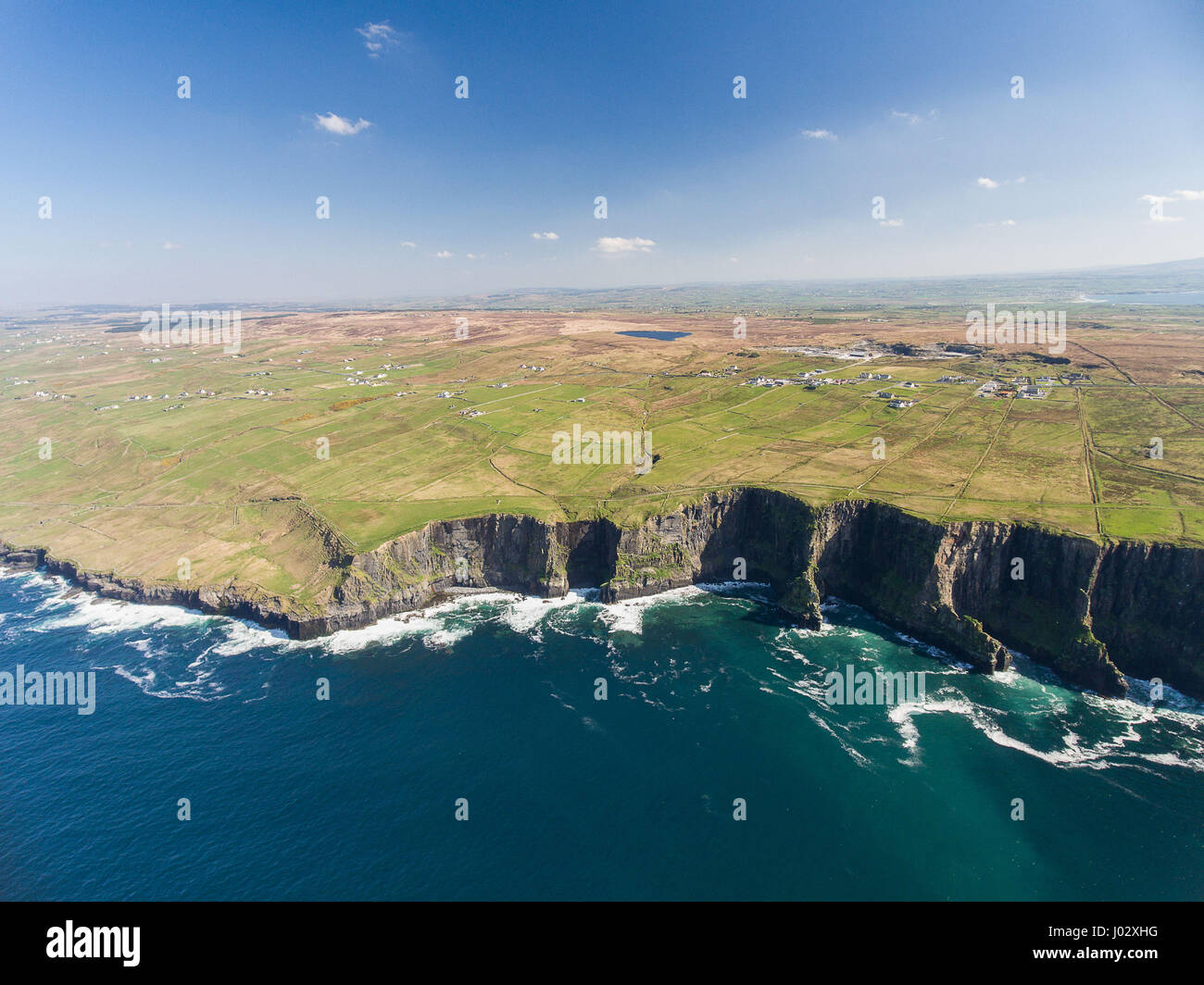 La campagne aérienne attraction touristique de l'Irlande dans le comté de Clare. Les falaises de Moher et le Burren en Irlande. Seascape paysage irlandais épique le long de la nature à Banque D'Images