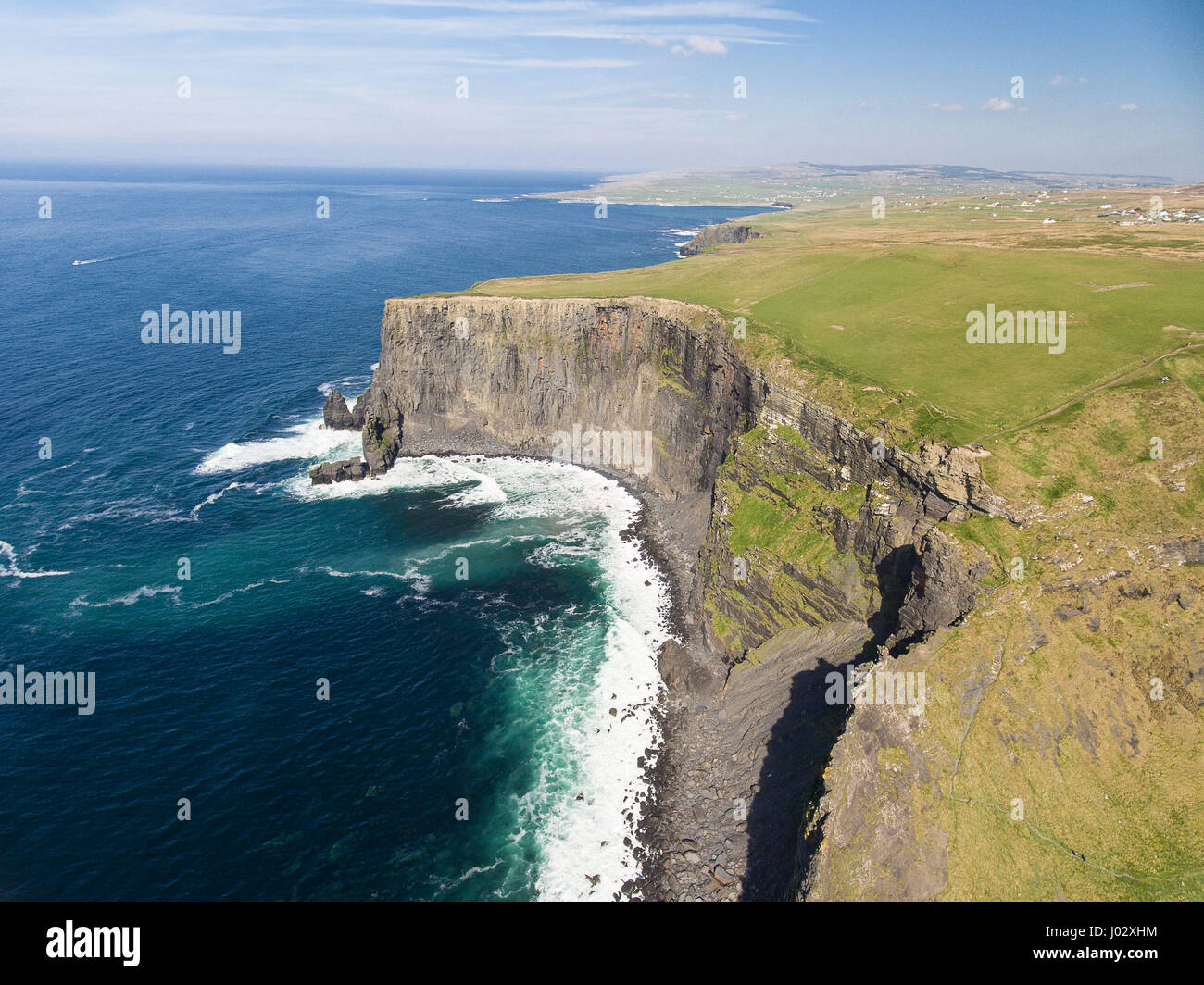 La campagne aérienne attraction touristique de l'Irlande dans le comté de Clare. Les falaises de Moher et le Burren en Irlande. Seascape paysage irlandais épique le long de la nature à Banque D'Images
