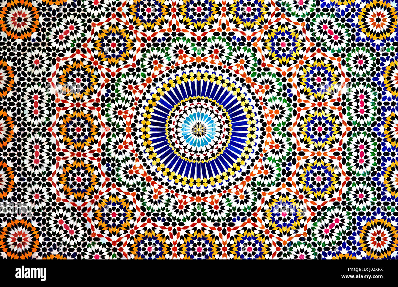 Les motifs géométriques colorés d'une mosaïque islamique décorent les murs de la Casbah Telouet, un palais en ruine dans les montagnes de l'Atlas du Maroc. Banque D'Images