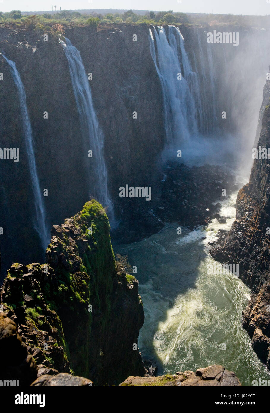 Vue des chutes Victoria depuis le sol. Parc national de MOSI-oa-Tunya. Et site du patrimoine mondial. Zambiya. Zimbabwe. Banque D'Images
