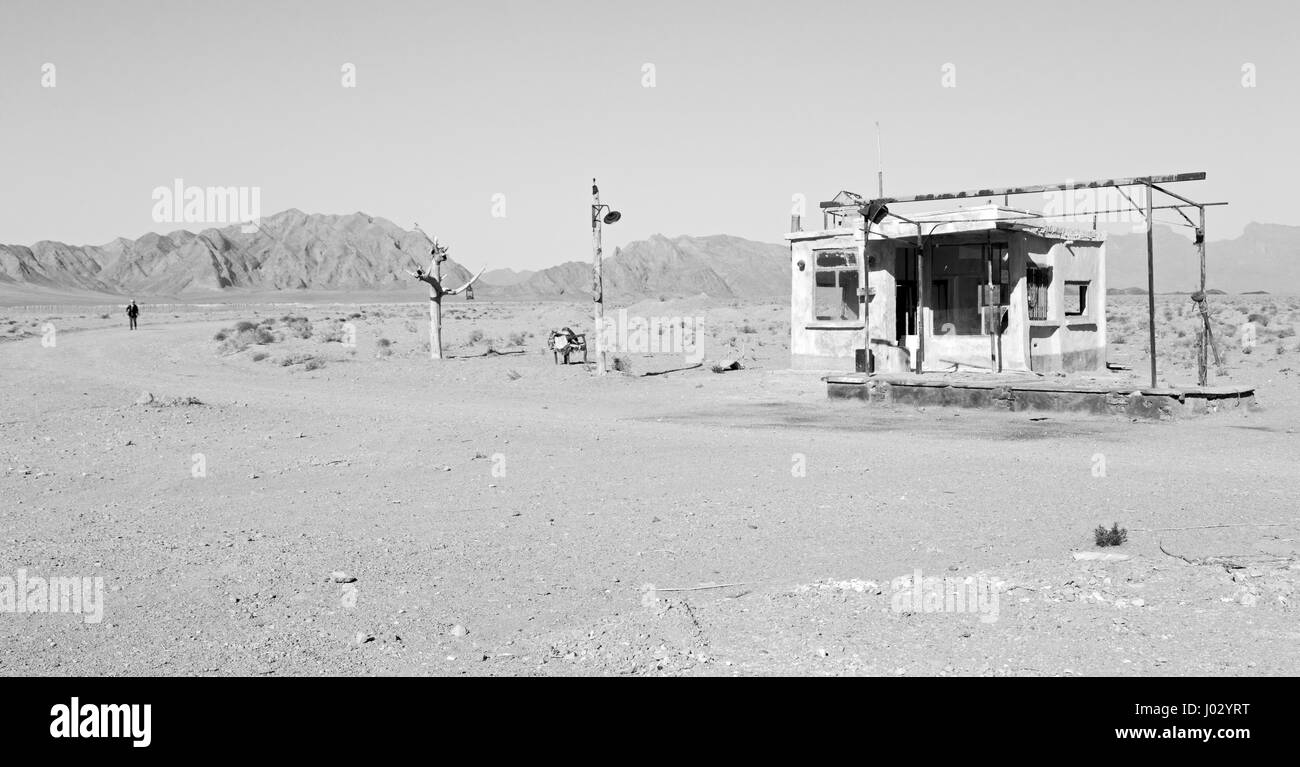 En Iran vieille station d'essence la montagne désert et personne ne l'arrière-plan Banque D'Images