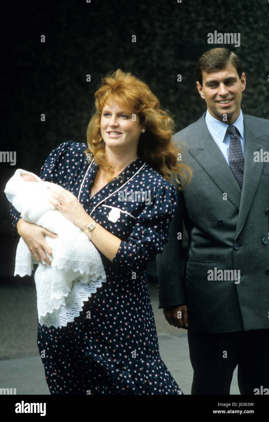 Le duc et la duchesse de York (Sarah Ferguson) et le Prince Andrew de quitter l'hôpital de Portland avec leur fille, la Princesse Béatrice. Août 1988. Banque D'Images