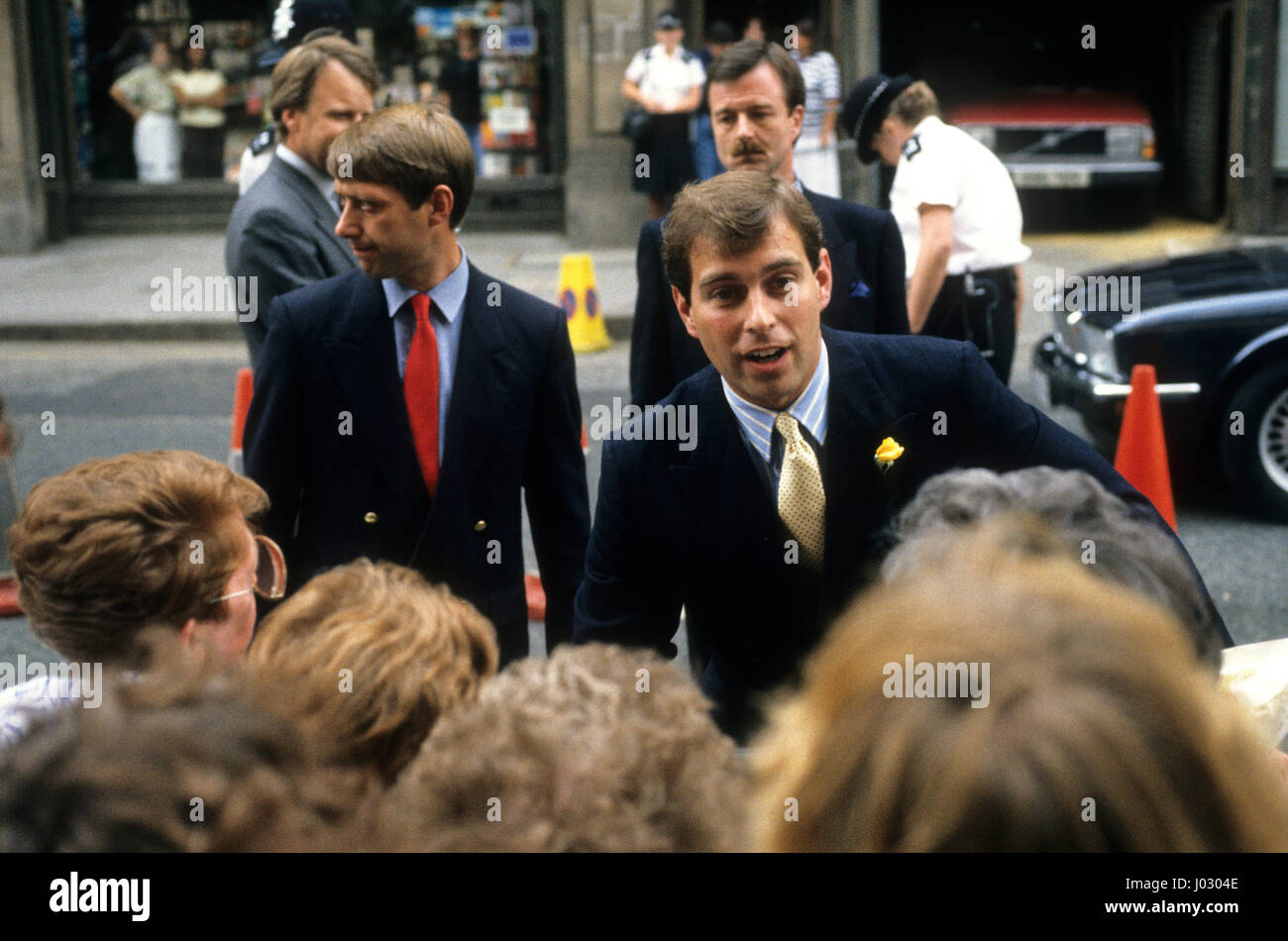 Le duc d'York, le Prince Andrew s'adresser à des gens à l'extérieur de l'hôpital de Portland après la naissance de sa fille, la Princesse Béatrice. Août 1988. Banque D'Images