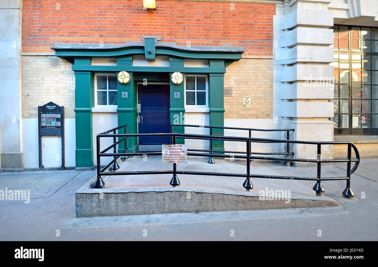 Londres, Angleterre, Royaume-Uni. Mobilité rampe d'accès à l'entrée arrière de Jubilee Hall toilettes publiques, Covent Garden Banque D'Images