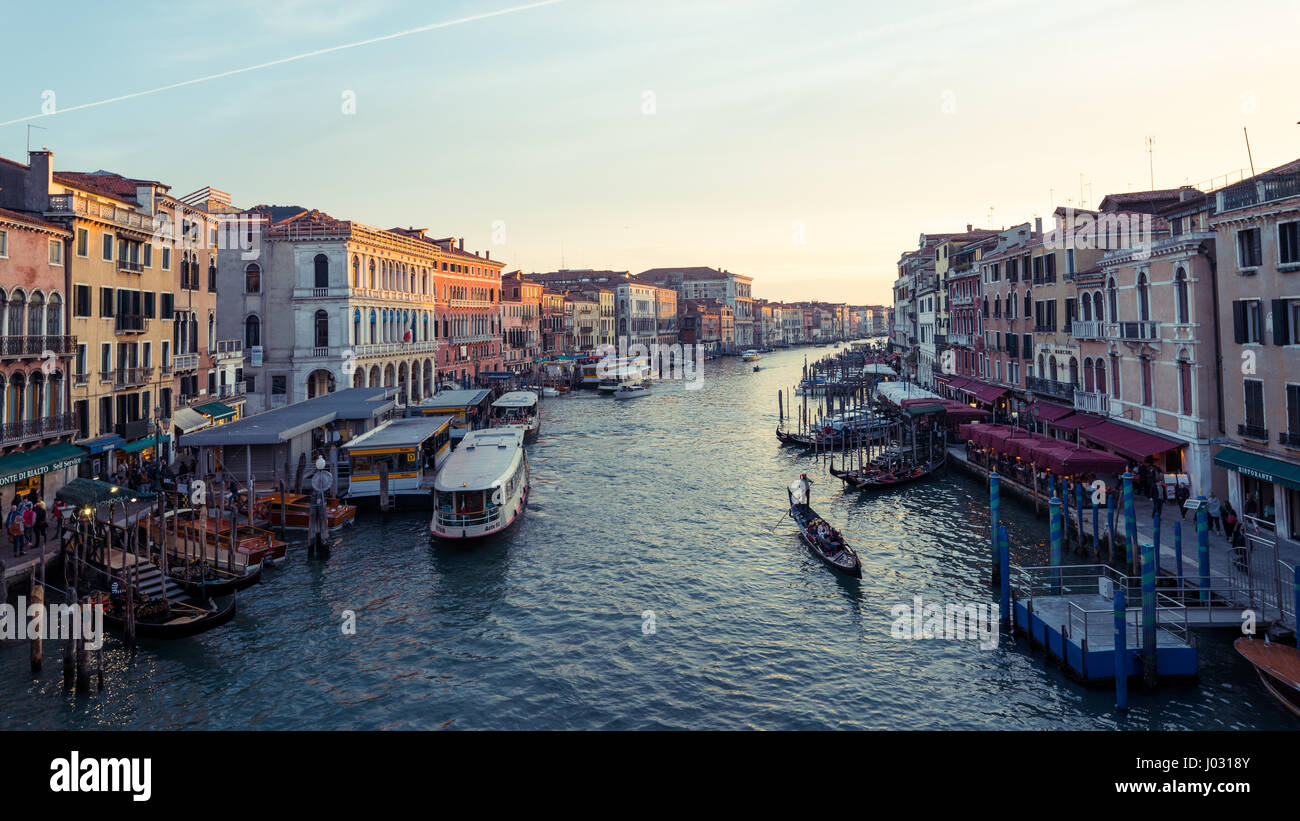 La vue classique du Grand Canal vu du pont du Rialto au coucher de soleil à Venise, Italie Banque D'Images