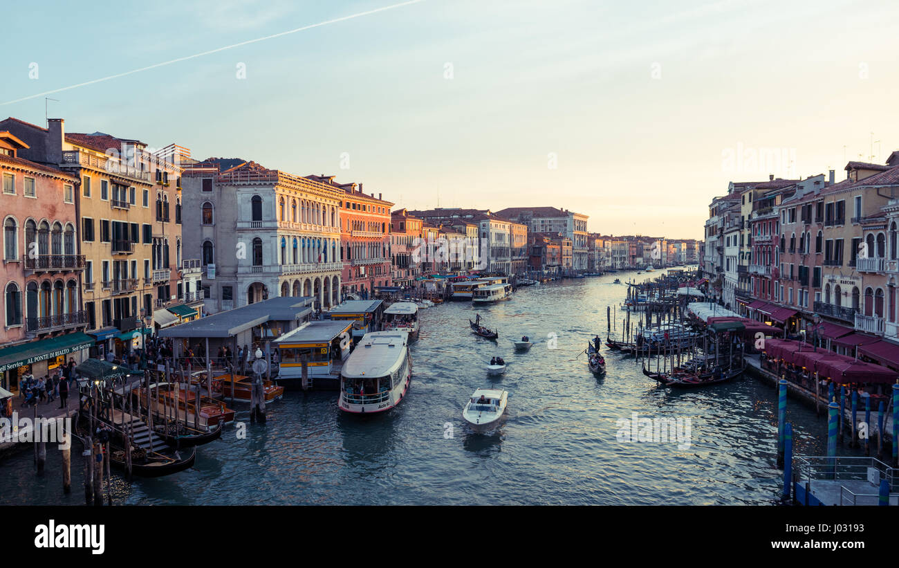 La vue classique du Grand Canal vu du pont du Rialto au coucher de soleil à Venise, Italie Banque D'Images