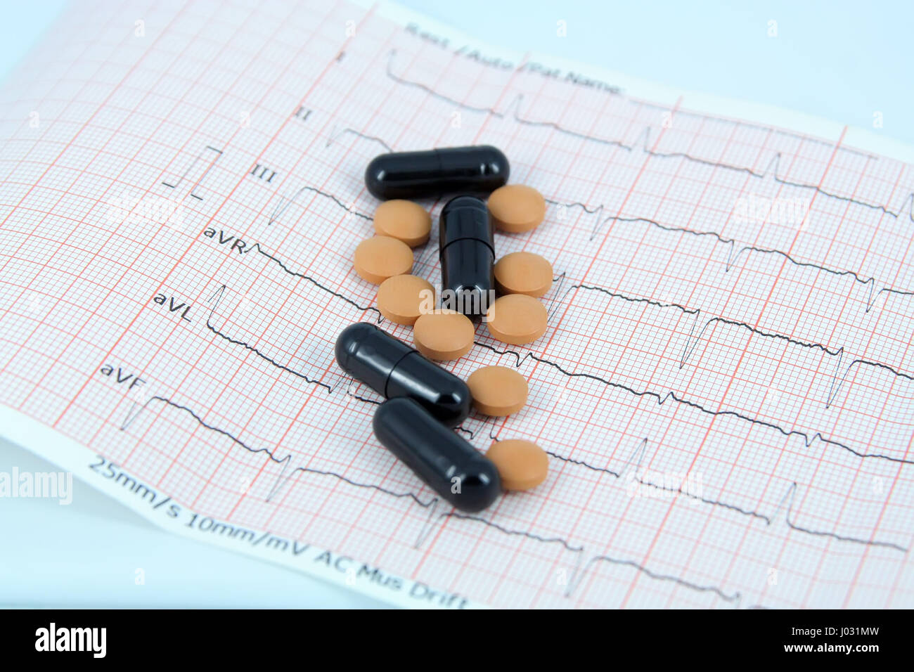 Medical pills et électrocardiogramme. Bande ECG et des pilules. Banque D'Images