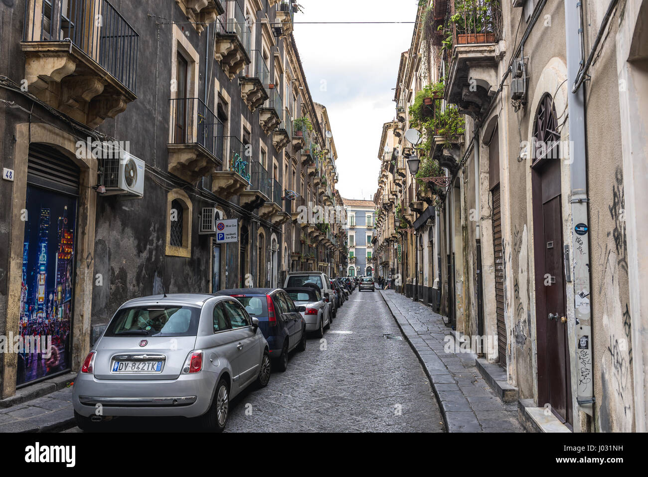 Rue étroite en Catania City sur le côté est de l'île de Sicile, Italie Banque D'Images