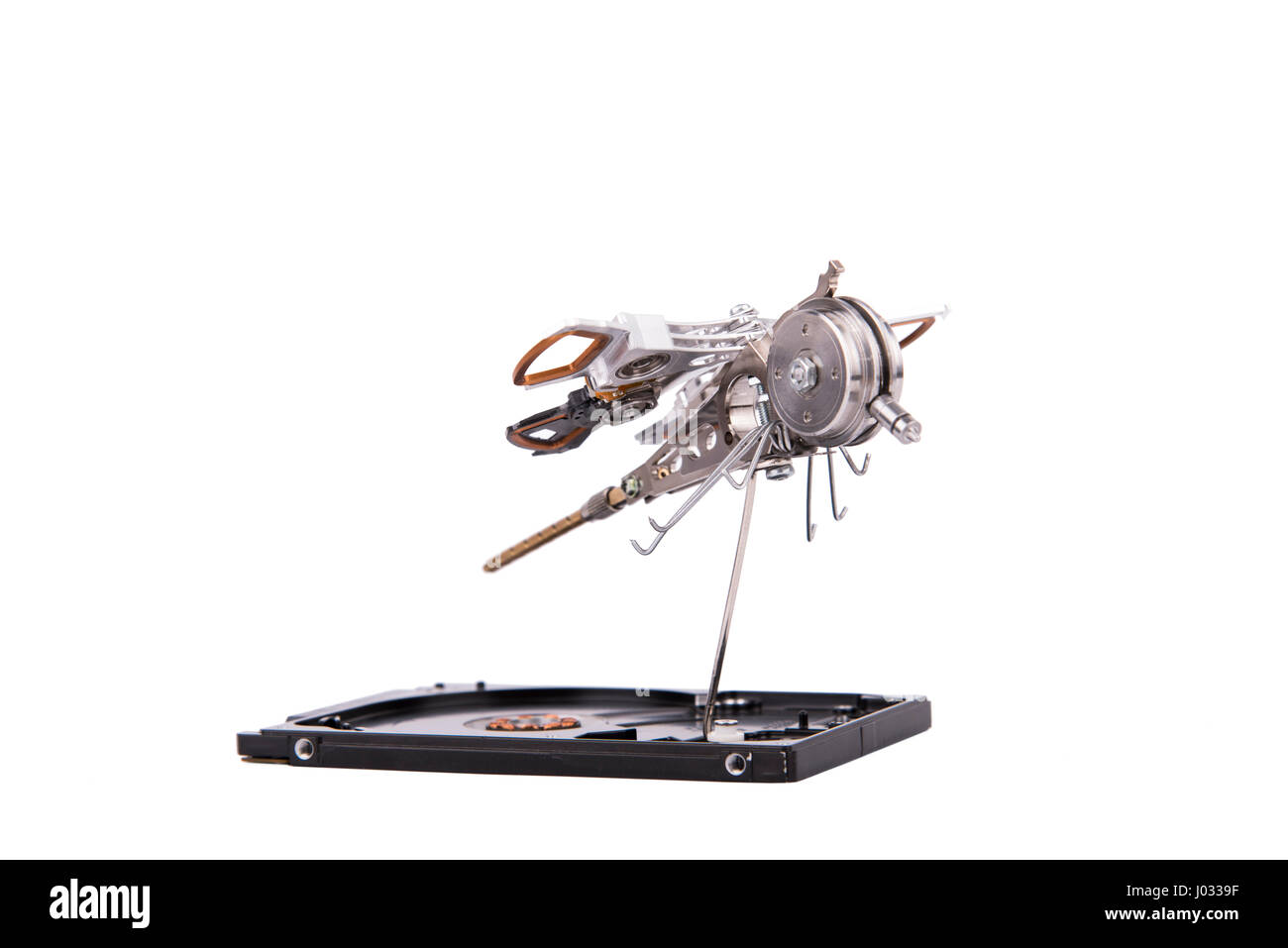 Ensemble de libellule en métal fait à la main à partir de certaines parties de l'ancien disque dur, steampunk Banque D'Images