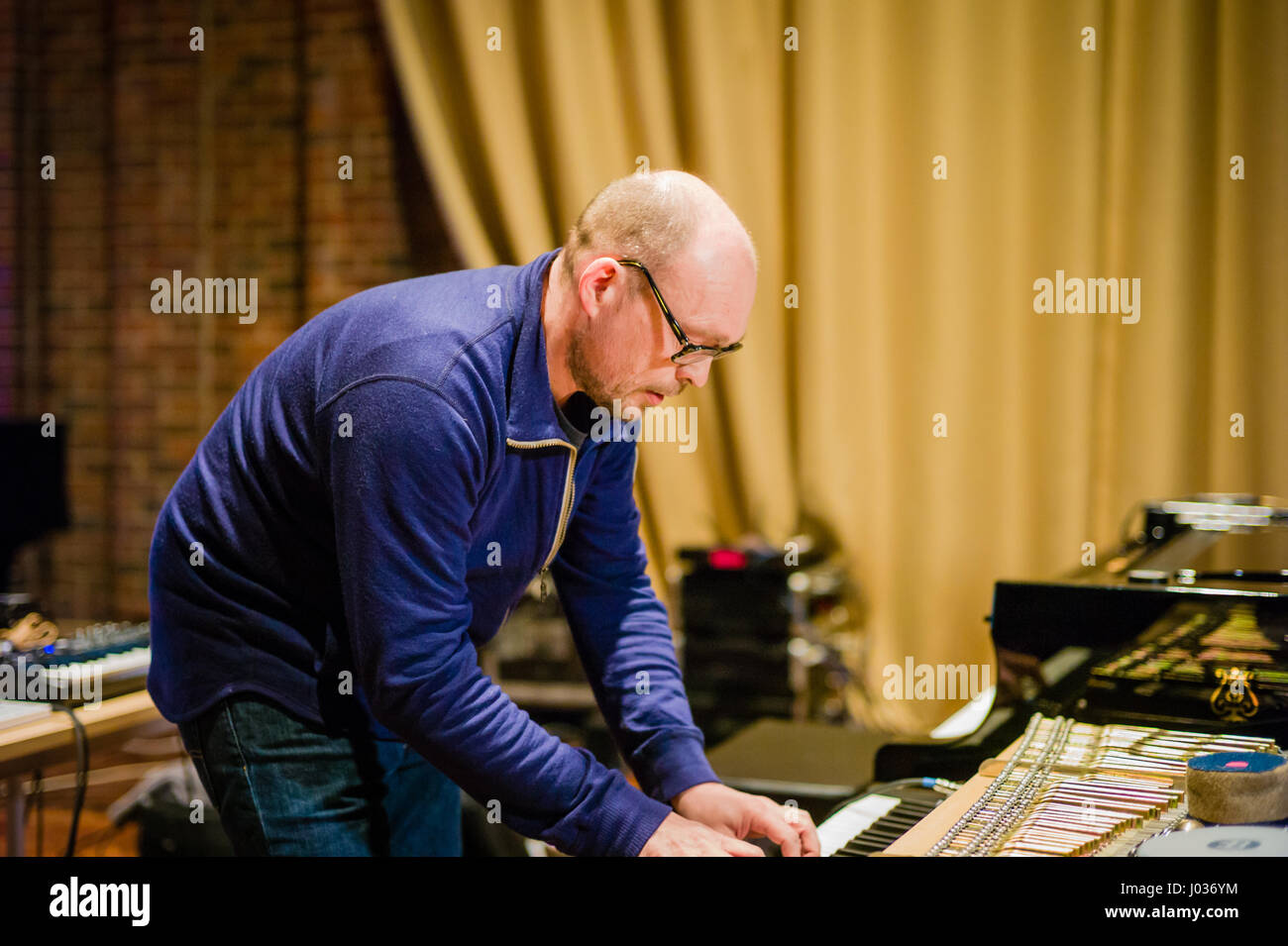 Painist clavier électronique norvégien et joueurs Brugge Wesseltoft mise en place de son matériel pour un concert solo au Turner Sims Concert Hall à sou Banque D'Images