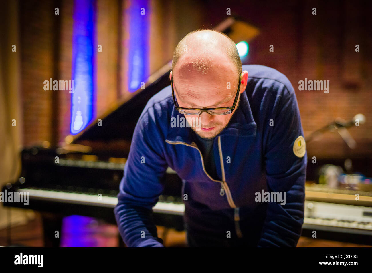 Painist clavier électronique norvégien et joueurs Brugge Wesseltoft mise en place de son matériel pour un concert solo au Turner Sims Concert Hall à sou Banque D'Images