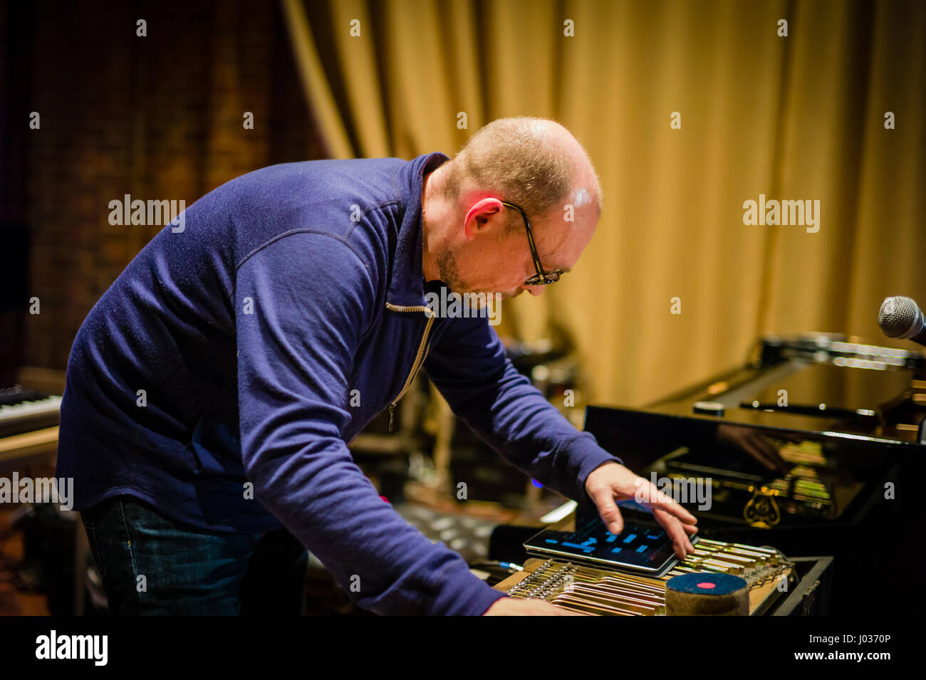Painist clavier électronique norvégien et joueurs Brugge Wesseltoft mise en place de son matériel pour un concert solo au Turner Sims Concert Hall Banque D'Images