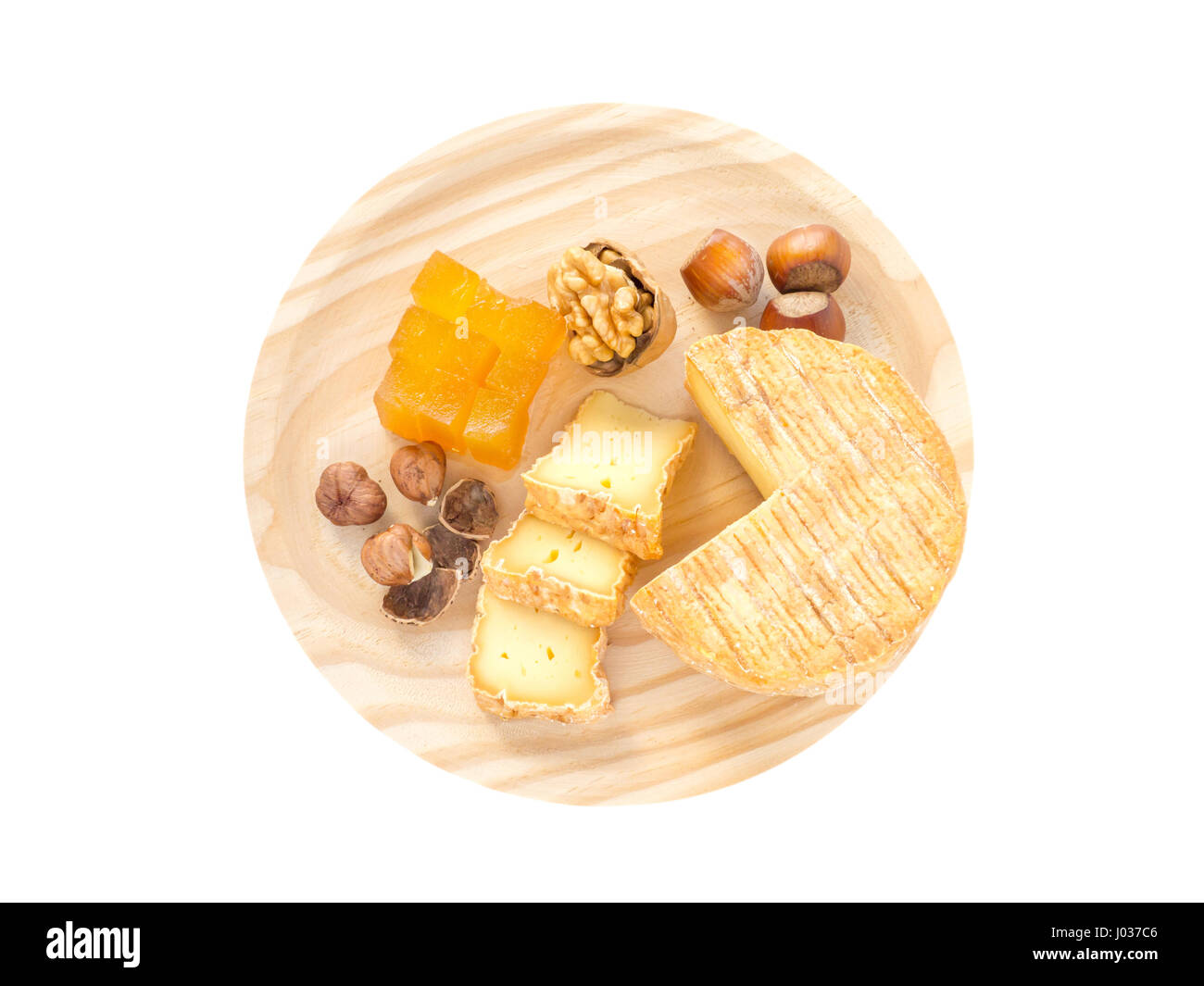 Soft croûte lavée, noisettes, noix et de la marmelade sur la planche de bois texturés top view isolated on white Banque D'Images