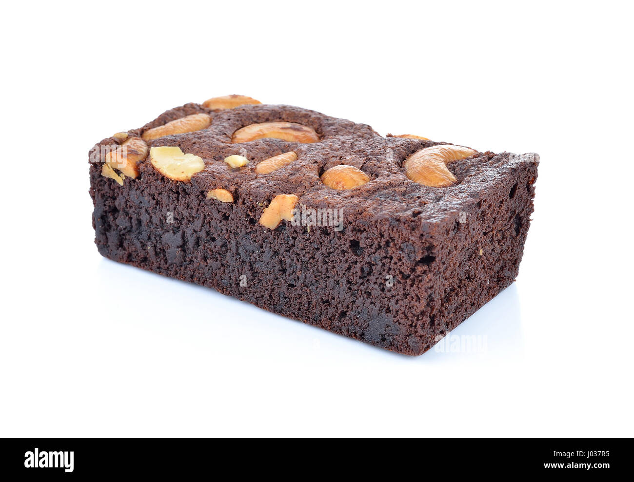 Brownie noix de cajou isolé sur fond blanc. Banque D'Images