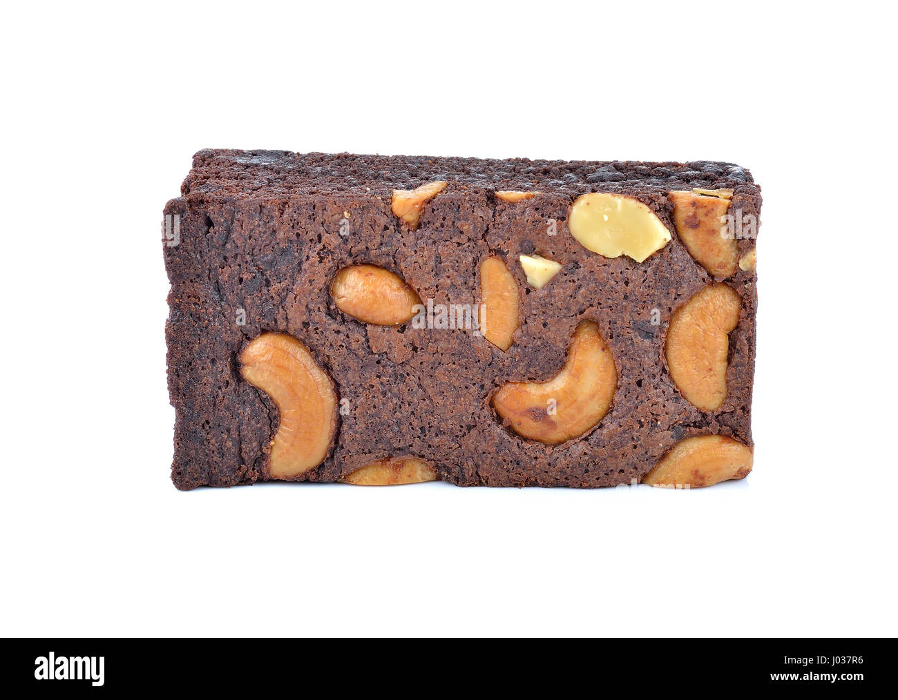 Brownie noix de cajou isolé sur fond blanc. Banque D'Images