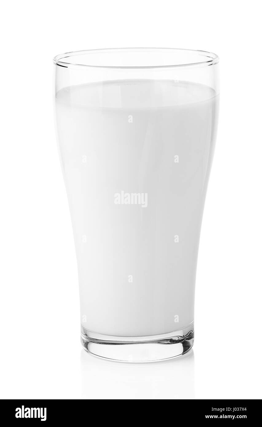 Du lait frais dans le verre sur fond blanc. Banque D'Images