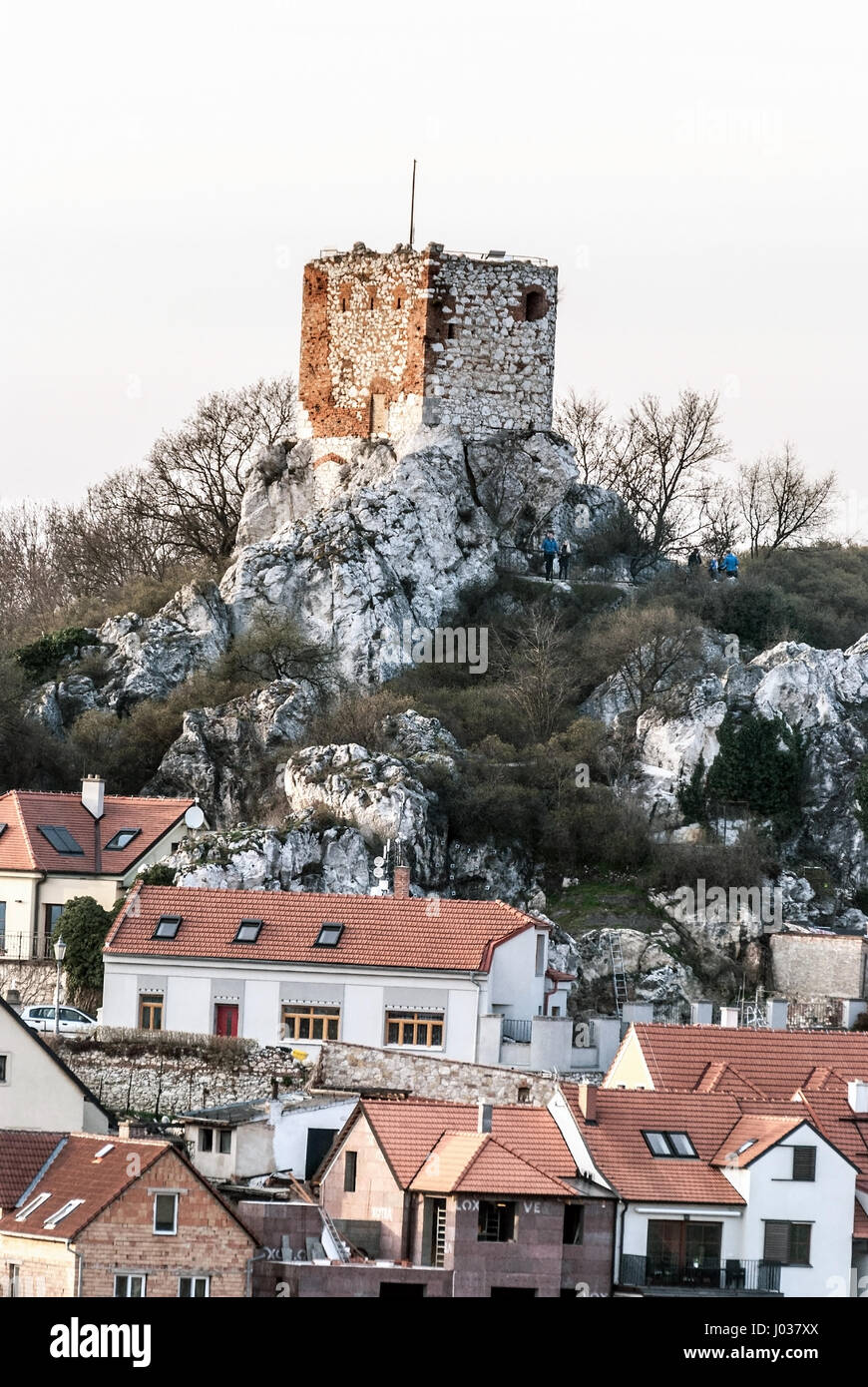 Ruines de Kozy hradek château avec les touristes et maisons de Mikulov ville ci-dessous dans olivetska hora Hill dans la plus méridionale du sud dans les montagnes palava Banque D'Images