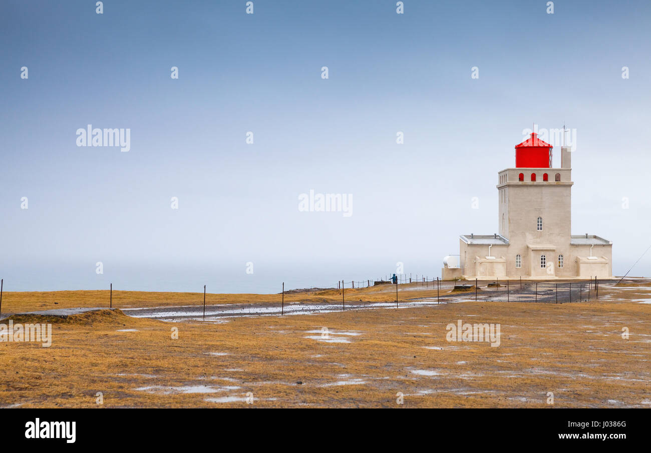 La tour phare islandais Dyrholaey, côte sud de l'Islande, l'île zone Vik Banque D'Images
