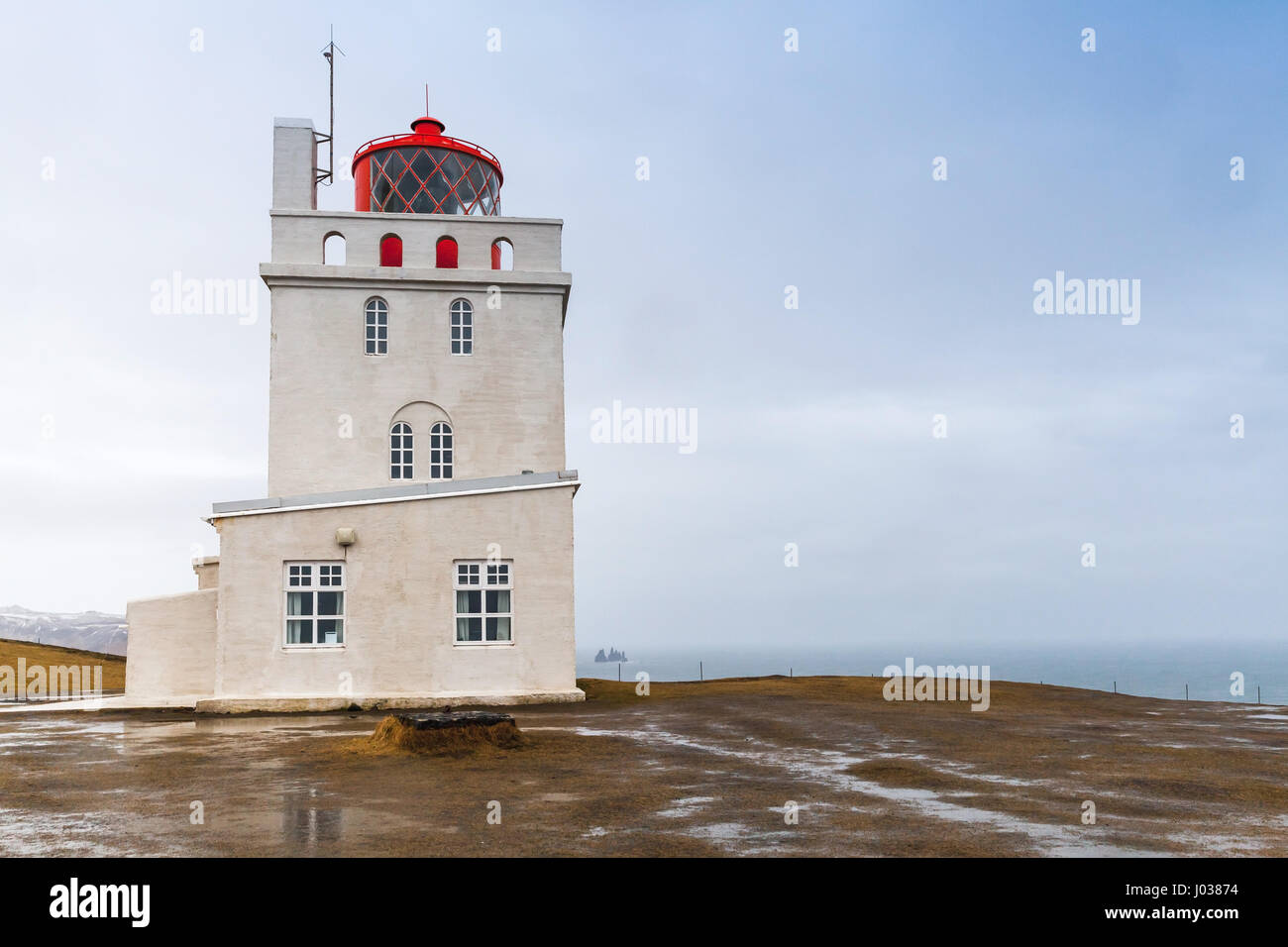 La tour phare islandais, Dyrholaey, côte sud de l'Islande island Banque D'Images