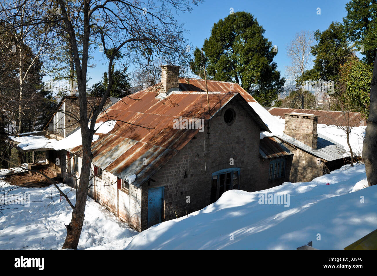 toit rustique dans la neige Banque D'Images