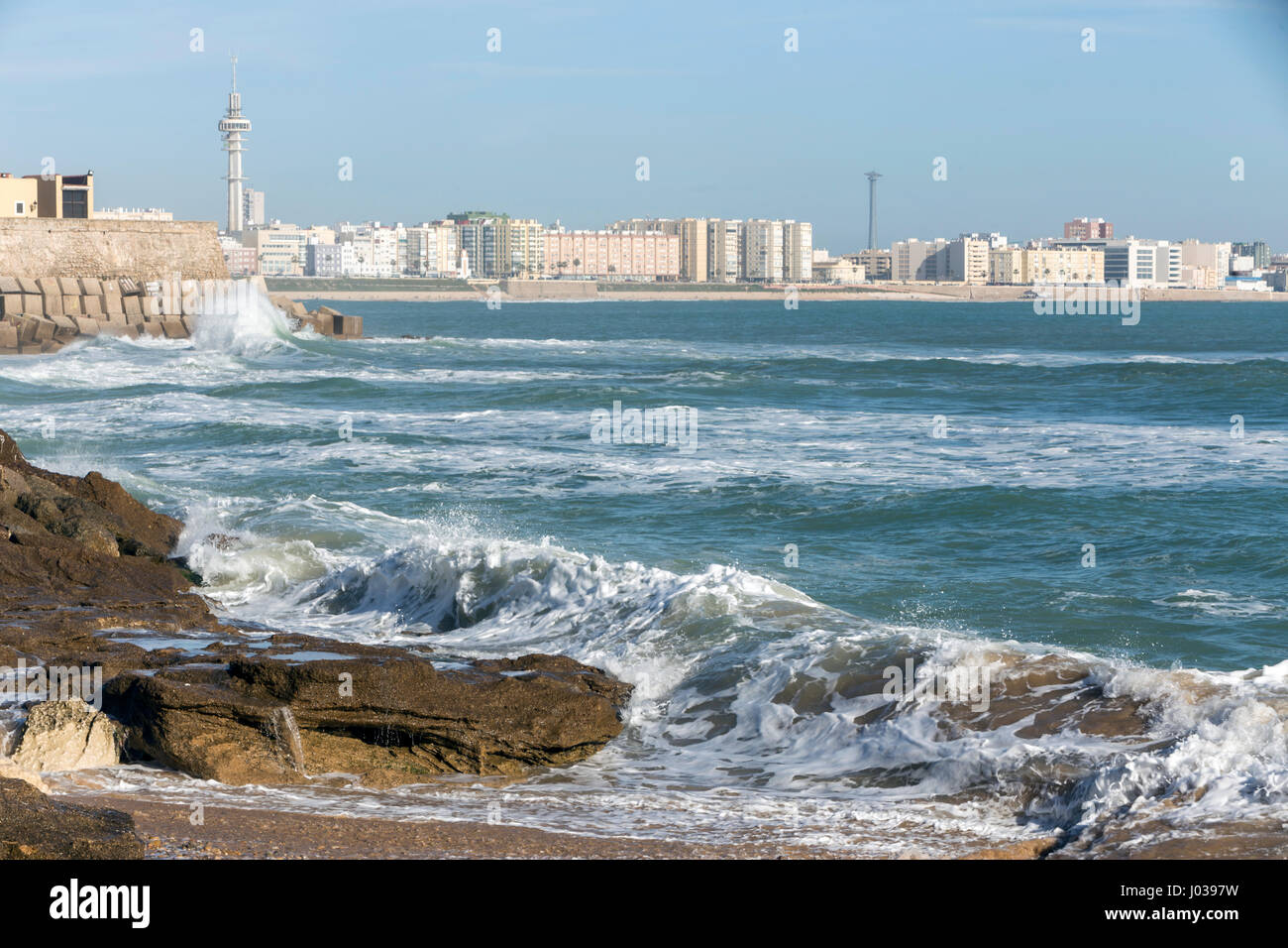 Vagues frapper les roches sur la promenade de la plage de La Caleta, Cadix, Espagne Banque D'Images