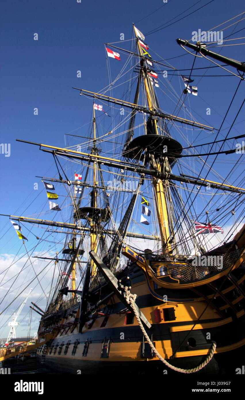 AJAXNETPHOTO. 21er octobre,2004. PORTSMOUTH, Angleterre. - 199E ANNIVERSAIRE - Le signal d'un palan de la lecture de ' l'Angleterre s'ATTEND À CE QUE CHAQUE HOMME À FAIRE SON DEVOIR' ENVOYÉ PAR NELSON À LA FLOTTE BRITANNIQUE À TRAFALGAR, s'agite SOUS UN CIEL D'AUTOMNE À Portsmouth. PHOTO:JONATHAN EASTLAND/AJAX REF:D142110/109 Banque D'Images
