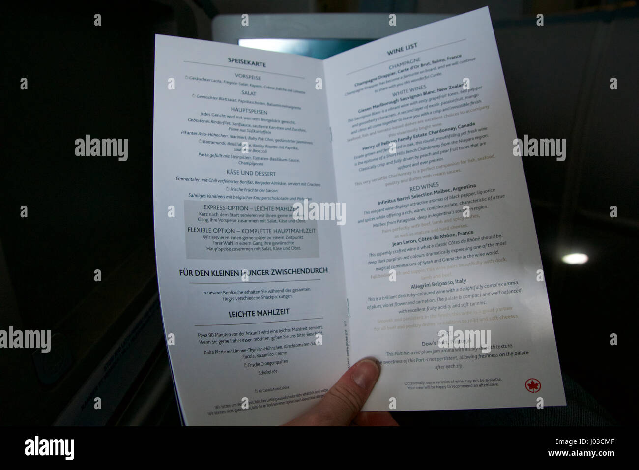 TORONTO, CANADA - 21 janvier 2017 : Air Canada en vol classe affaires menu de repas Banque D'Images TORONTO, CANADA - 21 janvier 2017 : Air Canada en vol classe affaires menu de repas Banque D'Images