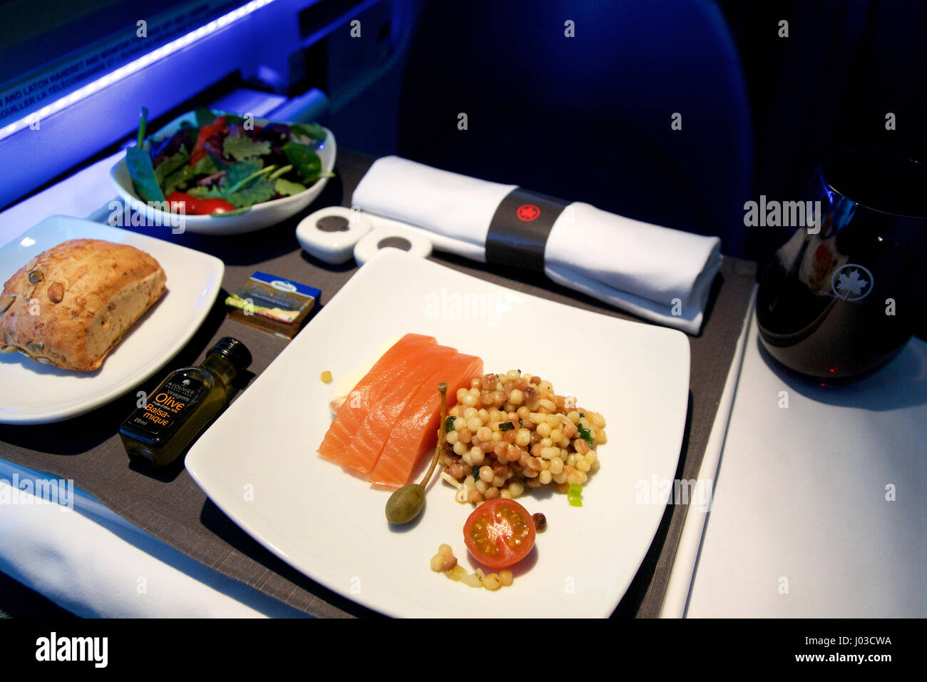TORONTO, CANADA - 21 janvier 2017 : Air Canada Business Class repas en vol, saumon fumé avec salade en entrée fregola Banque D'Images TORONTO, CANADA - 21 janvier 2017 : Air Canada Business Class repas en vol, saumon fumé avec salade en entrée fregola Banque D'Images