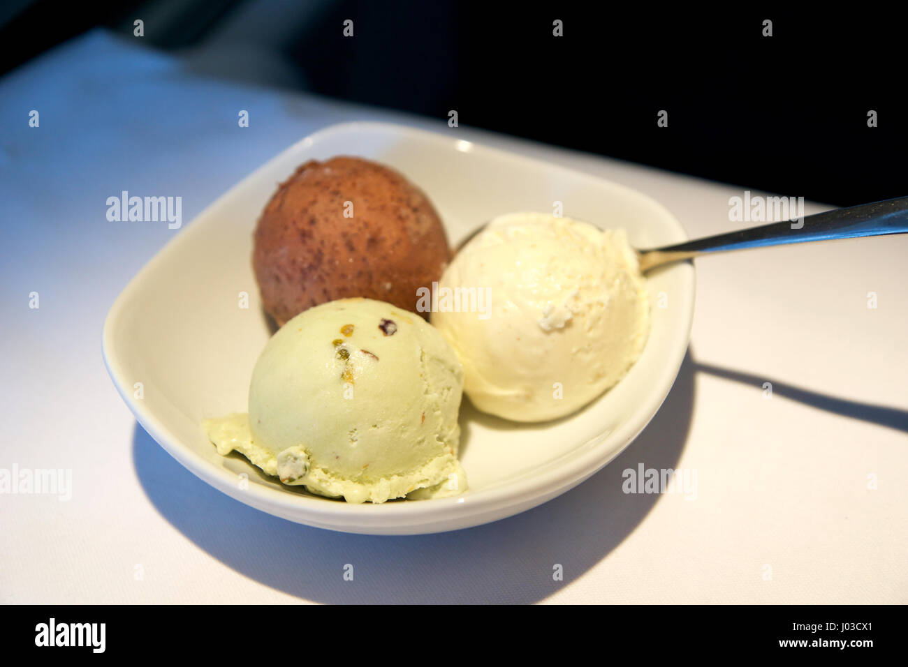 TORONTO, CANADA - 21 janvier 2017 : Air Canada Business Class repas en vol, de la crème glacée comme dessert Banque D'Images TORONTO, CANADA - 21 janvier 2017 : Air Canada Business Class repas en vol, de la crème glacée comme dessert Banque D'Images