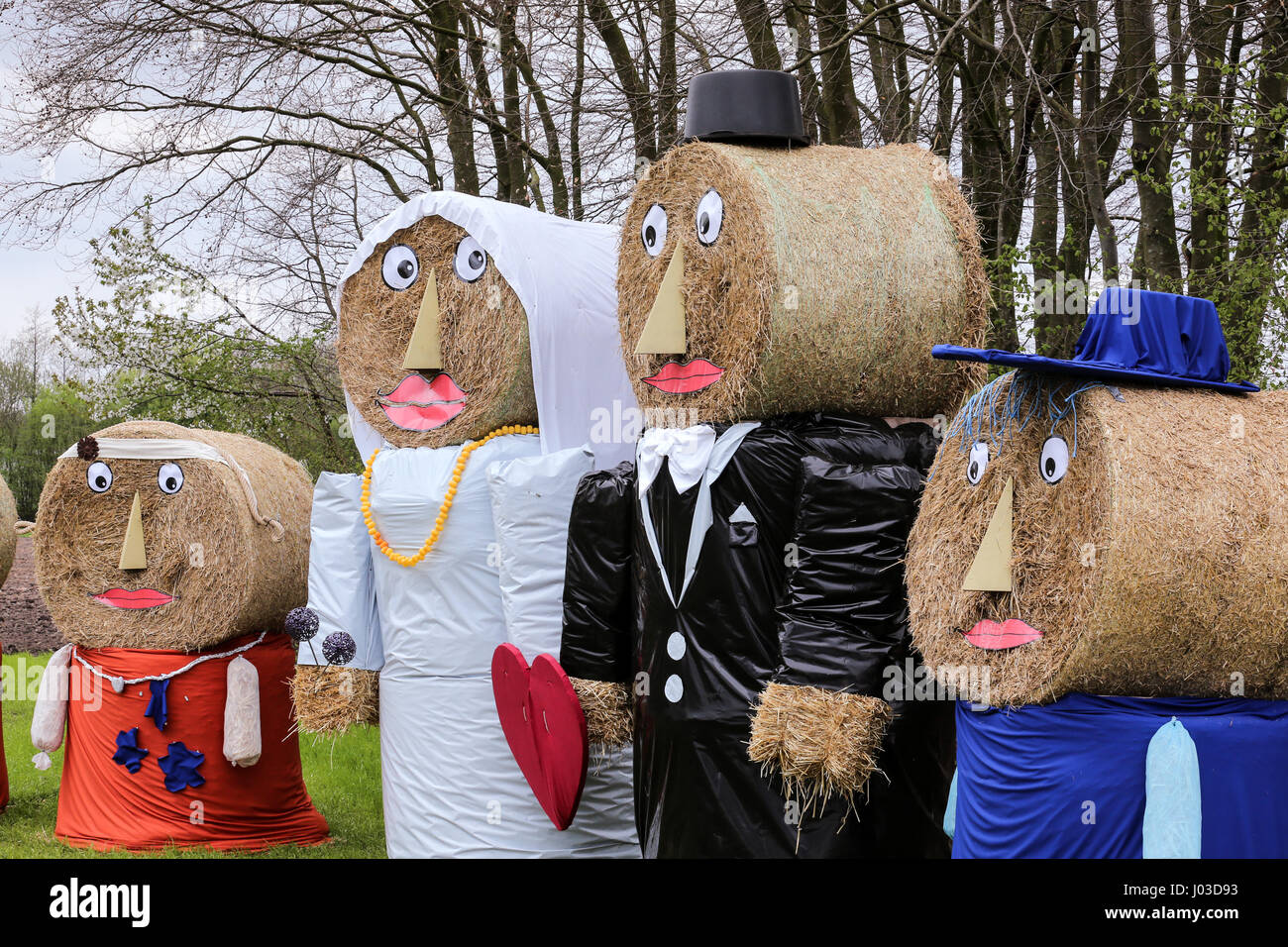 Les marionnettes géantes de la famille (poupées de paille) faite de balles de foin. Wedding couple avec ses enfants sur un champ d'une ferme près de Gescher, Allemagne Banque D'Images