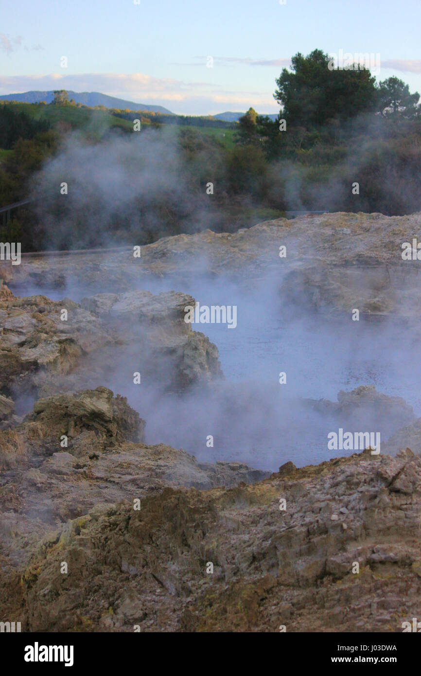 Plongez dans le monde infernal de Hell's Gate Sulphur Springs dans Tikitere, Nouvelle-Zélande. Banque D'Images
