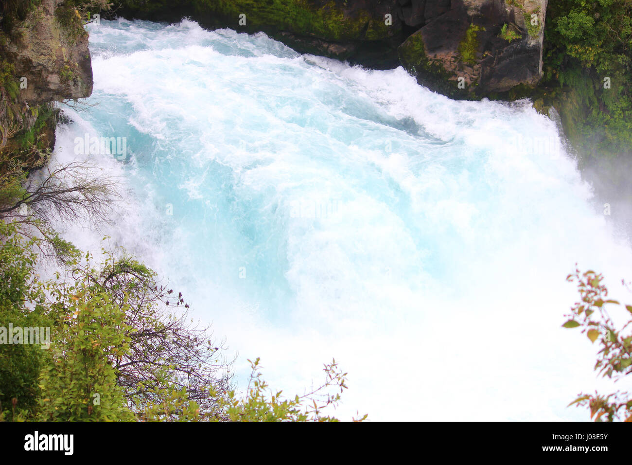 Cascade de Huka près de Taupo en Nouvelle-Zélande. Les chutes sont une caractéristique naturelle vraiment impressionnante. Le grondement de l'eau était incroyable. Banque D'Images