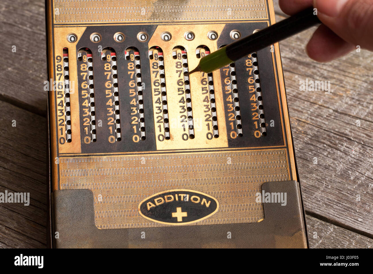 Calculatrice manuelle Banque de photographies et d'images à haute  résolution - Alamy