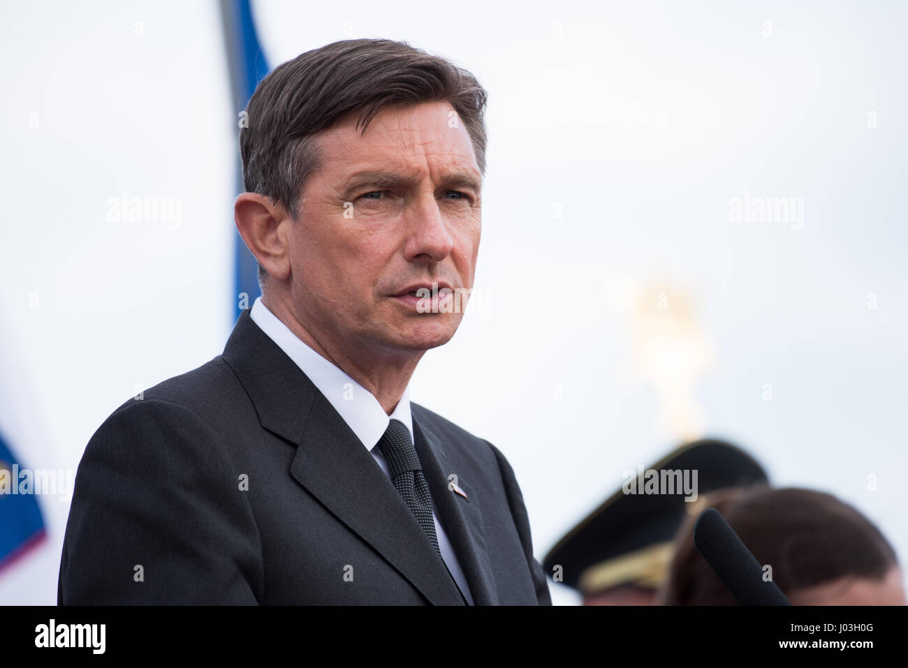 Le président de la République de Slovénie Borut Pahor donnant un discours lors de la cérémonie pour les morts-nous avion de chasse dans la seconde guerre mondiale à la Andraz nad Polzelo, en Slovénie, le 8 avril 2017. (Photo par : Rok Rakun/Pacific Press) Banque D'Images