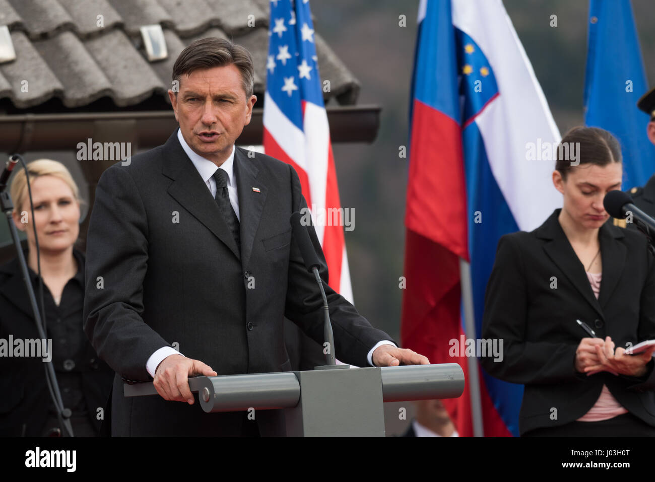 Le président de la République de Slovénie Borut Pahor donnant un discours lors de la cérémonie pour les morts-nous avion de chasse dans la seconde guerre mondiale à la Andraz nad Polzelo, en Slovénie, le 8 avril 2017. (Photo par : Rok Rakun/Pacific Press) Banque D'Images