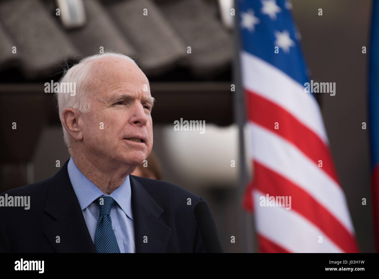 John McCain le sénateur des États-Unis d'Amérique donnant un discours lors de la cérémonie pour les morts-nous avion de chasse dans la seconde guerre mondiale à la Andraz nad Polzelo, en Slovénie, le 8 avril 2017. (Photo par : Rok Rakun/Pacific Press) Banque D'Images