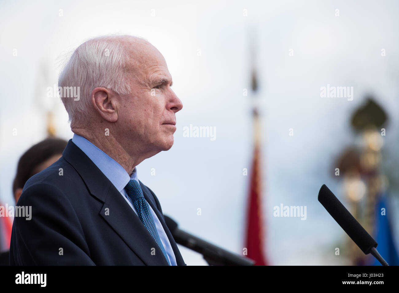 John McCain le sénateur des États-Unis d'Amérique donnant un discours lors de la cérémonie pour les morts-nous avion de chasse dans la seconde guerre mondiale à la Andraz nad Polzelo, en Slovénie, le 8 avril 2017. (Photo par : Rok Rakun/Pacific Press) Banque D'Images