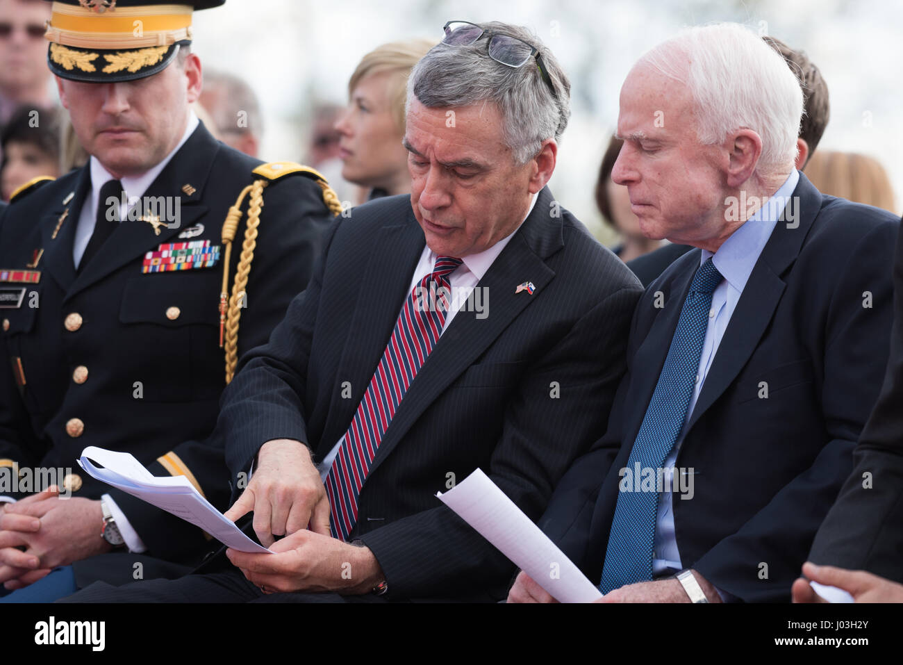 John McCain le sénateur des États-Unis d'Amérique (à droite) et Brent R. Hartley, Ambassadeur des États-Unis auprès de la République de Slovénie (à gauche) lors de la cérémonie pour les morts-nous avion de chasse dans la seconde guerre mondiale à la Andraz nad Polzelo, en Slovénie, le 8 avril 2017. (Photo par : Rok Rakun/Pacific Press) Banque D'Images