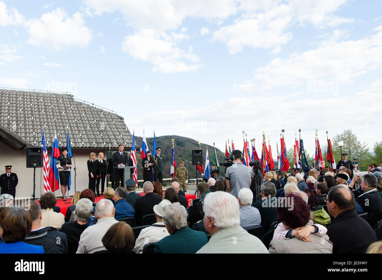 Le président de la République de Slovénie Borut Pahor donnant un discours lors de la cérémonie pour les morts-nous avion de chasse dans la seconde guerre mondiale à la Andraz nad Polzelo, en Slovénie, le 8 avril 2017. (Photo par : Rok Rakun/Pacific Press) Banque D'Images