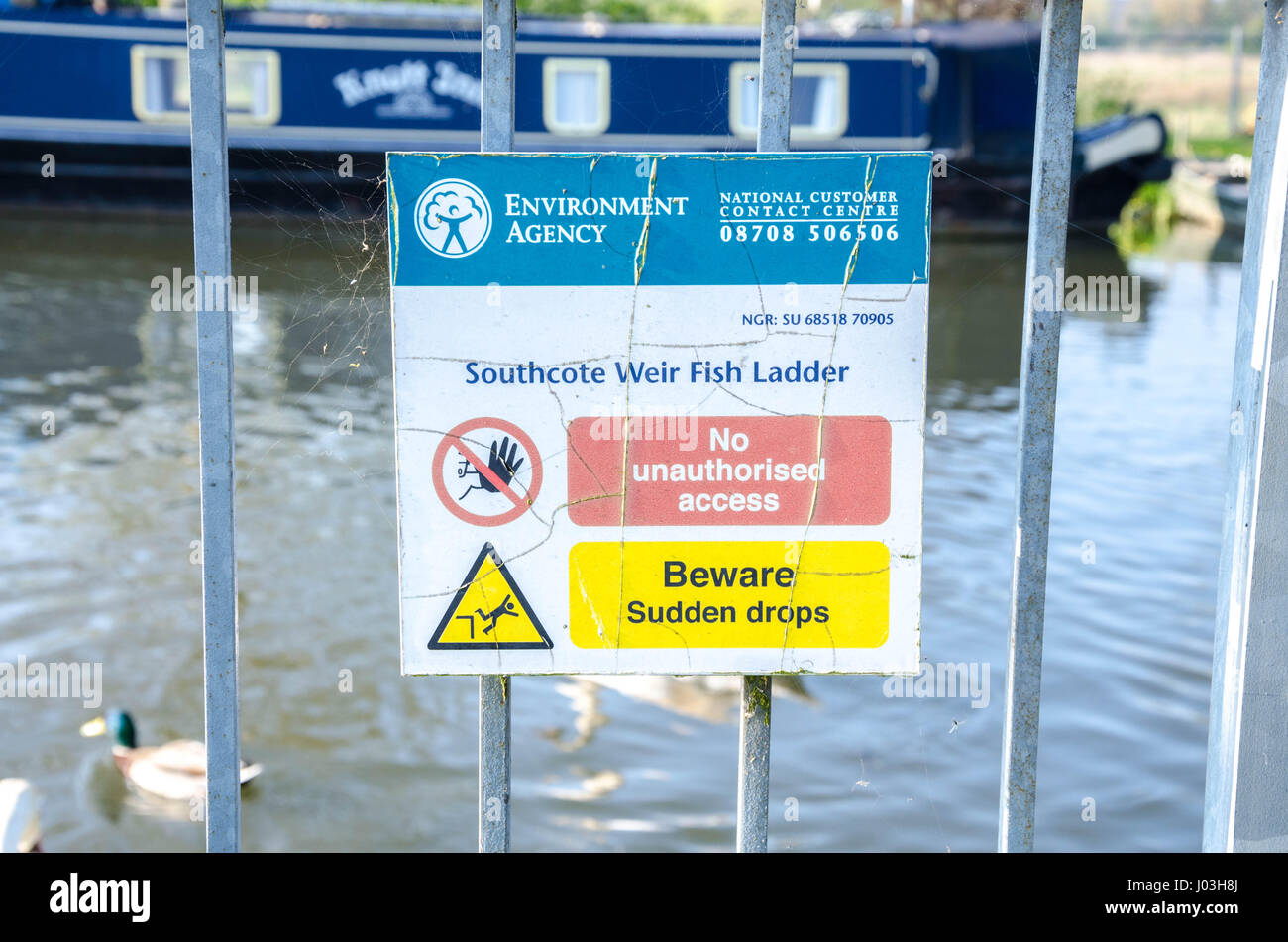 Un panneau d'avertissement à Southcote Weir sur la rivière Kennett près de Reading dans le Berkshire. Banque D'Images