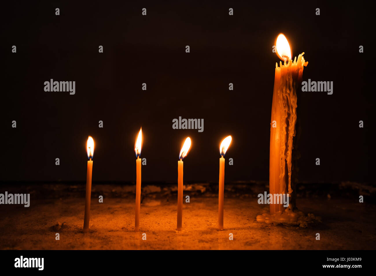 Église de cire de bougies allumées dans le noir Banque D'Images