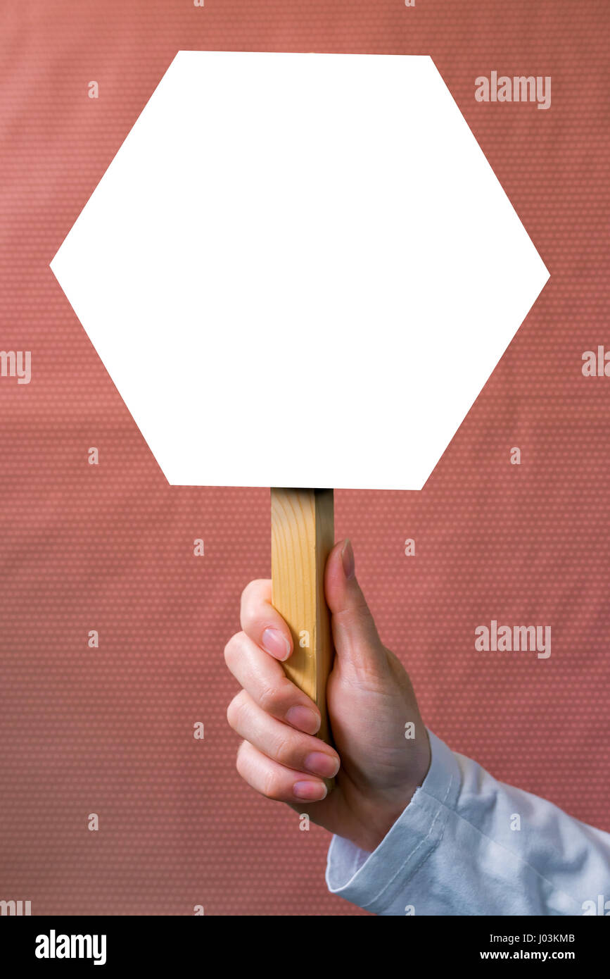 Femme hand holding blank mock up banner signe dans l'espace pour copier du texte ou des devis conception graphique Banque D'Images