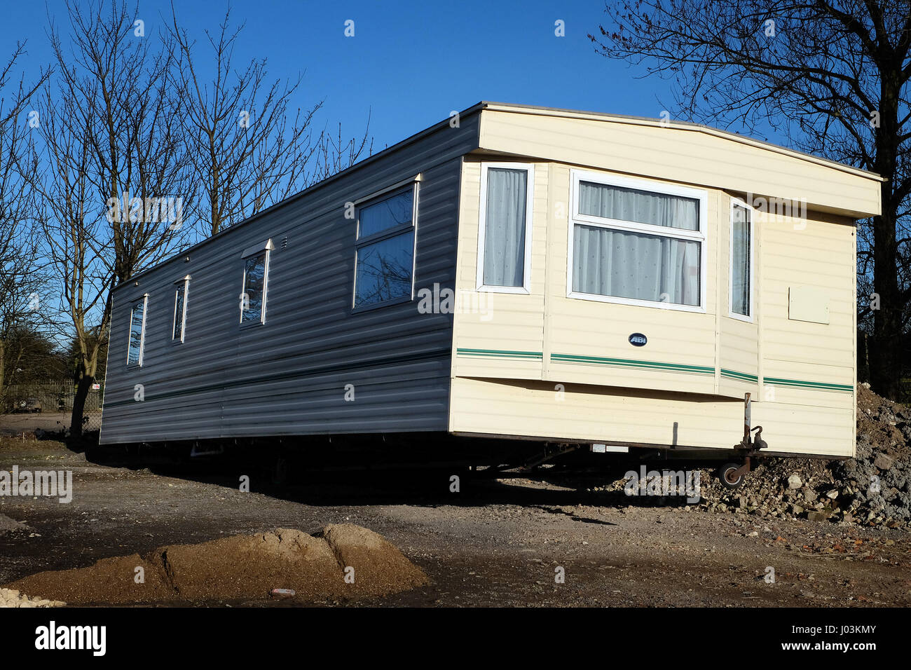 Vieux caravanes statiques retiré de l'utilisation du site et proposé à la vente ou la ferraille. Banque D'Images