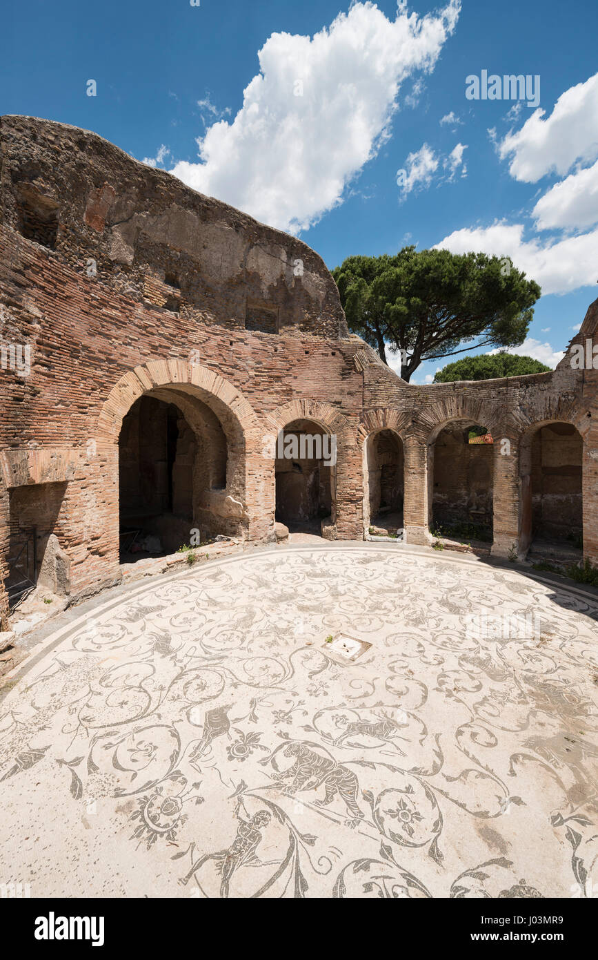 Rome. L'Italie. Ostia Antica. Thermes de les Sept Sages, salle circulaire du frigidarium. Terme dei Sette Sapienti. Banque D'Images